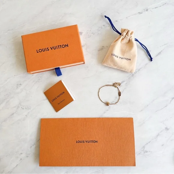 EUC Louis Vuitton LV and Me ‘S’ chain Bracelet Gold - Picture 6 of 6